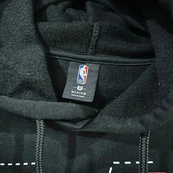 Men’s Bulls Sweatshirt/Hoodie Size Medium - Picture 4 of 7